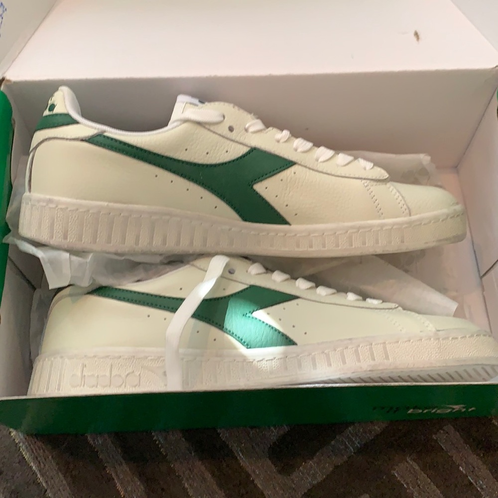 Diadora low top shoe